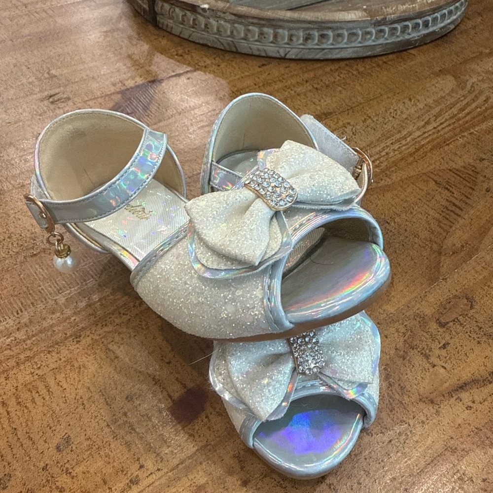 Girls Sparkly Silver Dress Shoes w/ Bow & Pearl – Size 10
